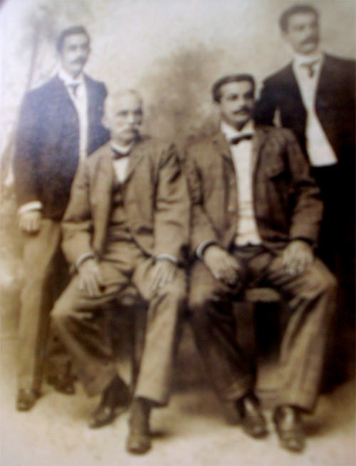 Figura 1. Félix Gutiérrez González y sus hijos varones