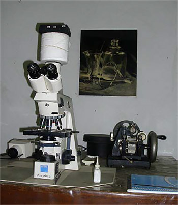 Fig 7. Microscopio Zeiss Axioskop y Micrótomo Reichert tipo Minot