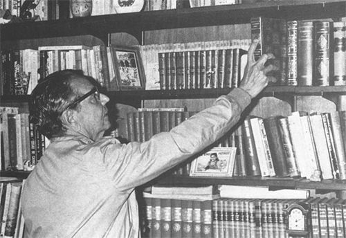 Foto 13. El Dr. Calvo Lairet en su biblioteca
