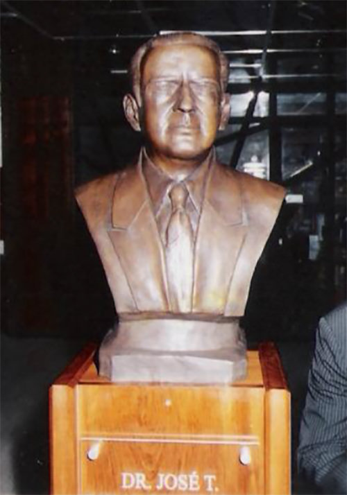 Busto del Dr. Rojas Contreras en FMV.