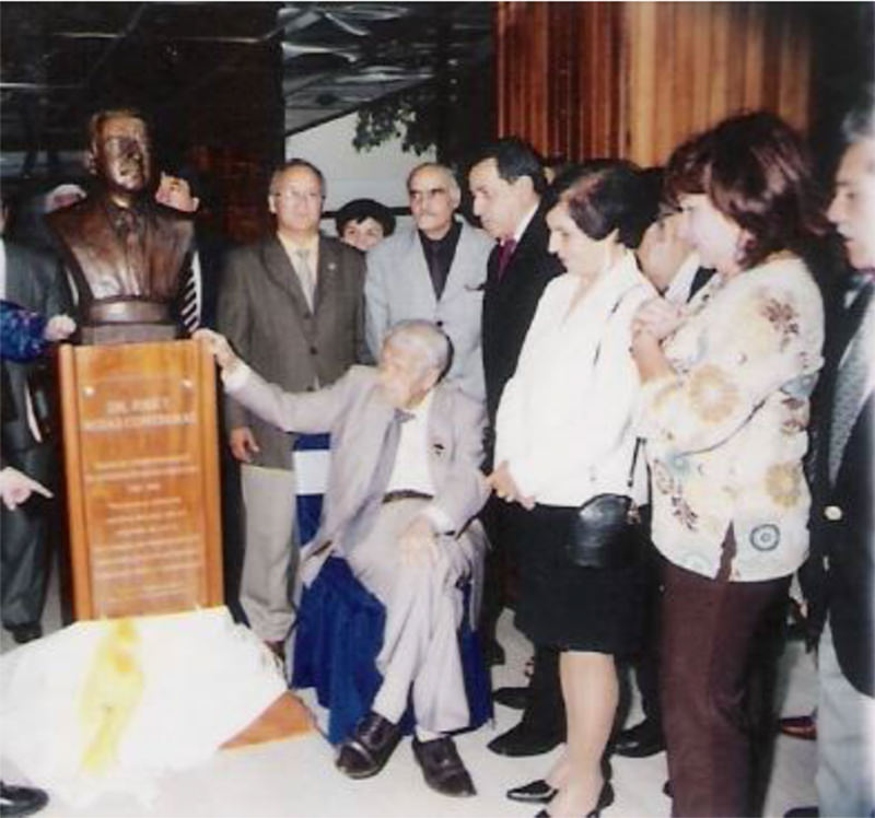Develación de su busto en FMV. Junio 2006
