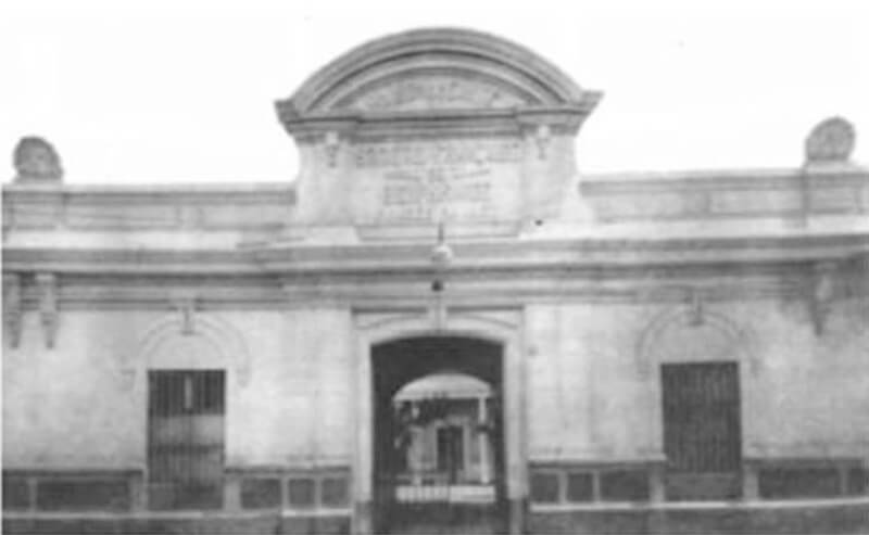 Fig 2. Clínica francesa fundada en Perú, llamada “Maison de Santé” donde Ricardo Espinal
atendió pacientes durante una epidemia de fiebre de La Oroya (Portada principal de ingreso)
