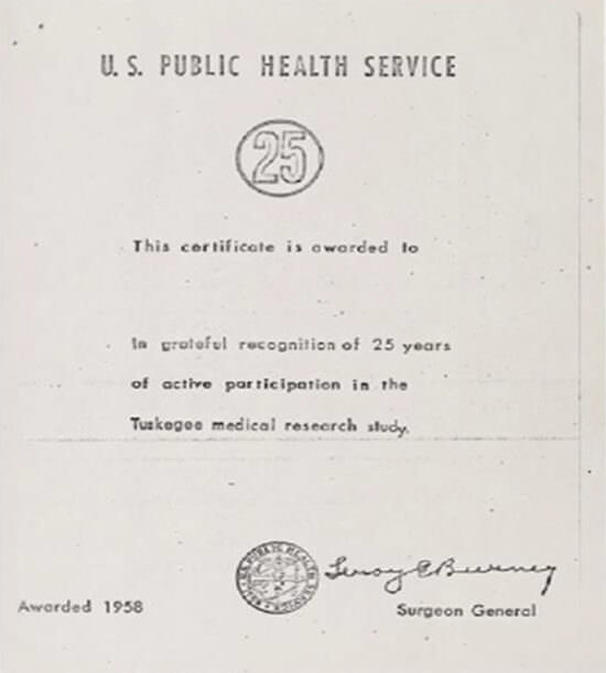 Certificado otorgado por el USPHS en el que reza: “Se premia con este certificado a [nombre del paciente] con agradecido Reconocimiento, por 25 años de participación activa en el estudio de investigación médica de Tuskegee”