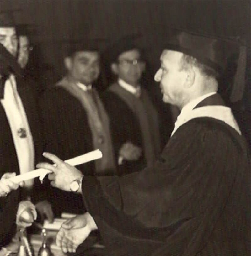 El Dr. Baroni recibe su Título, de manos del Rector de la UCV, en 1939