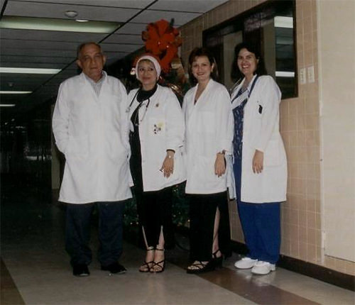 Dr. Gustavo Pineda, con las residentes de la época, Gina Campos, Marcela Ruiz y María Elena González Inciarte.