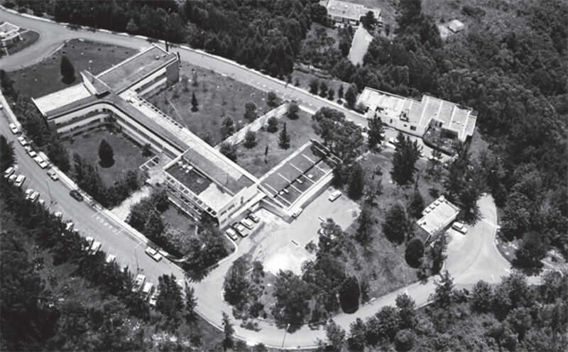Figura 4. Vista aérea de la planta principal del Instituto Venezolano de Neurología e Investigaciones Cerebrales (IVNIC). Nótese la forma en T del edificio.