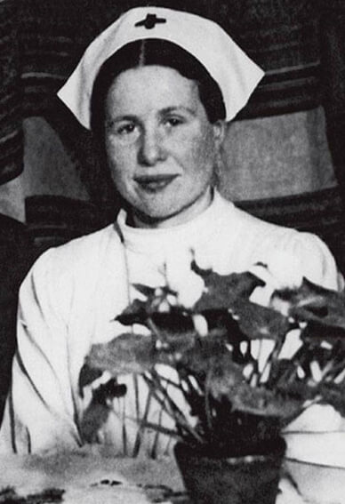 Figura 1. Irena Sendler con su uniforme de enfermera de la Cruz Roja. Varsovia, Polonia; 1935. (www.quien.net/irena-sendler.php).