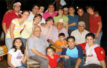 Figura 8. El Dr. Tapia entre sus hijos y nietos.