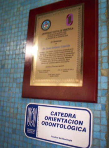 Placa en su Cátedra Mayo 2002