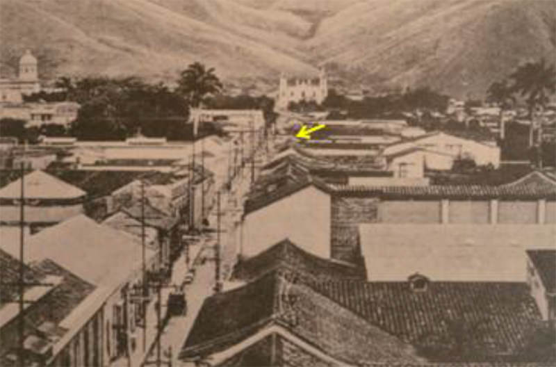 Fig 1. Jesuitas a Tienda Honda, N° 36, donde se creó la SVHM. Al fondo el Ávila y la iglesia de la Trinidad, hoy Panteón Nacional