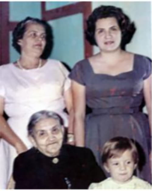 Fig 1. Ancestros: A) De pie a la izq, la madre, Mercedes Muñoz Corti de Sardi; a la der, Milena; sentada, la abuela Domitila Corti de Muñoz