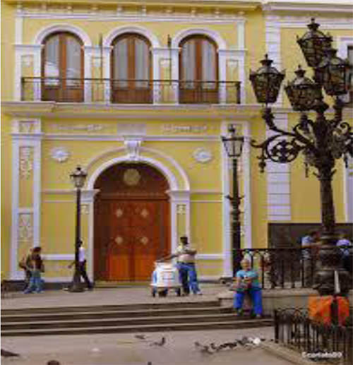 Balcón del Cabildo de 1810, en la Casa Amarilla