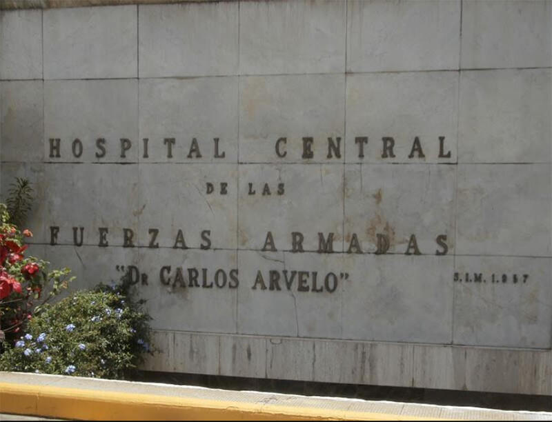 Placa con el nombre oficial del Hospital Militar de Caracas