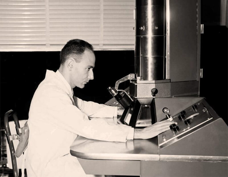 Dr. Fernández Morán ante el microscopio electrónico