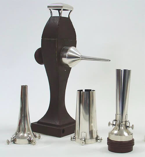 Fig 1. El Lichtleiter o "conductor de luz" de Bozzini, elaborados en plata, con espéculosen 5 diferentes diámetros. Fue el primer ejemplo histórico de instrumento endoscópico. En la imagen se observa el conductor de luz original (Museo de la Endoscopia Nitze-Leiter, Viena).