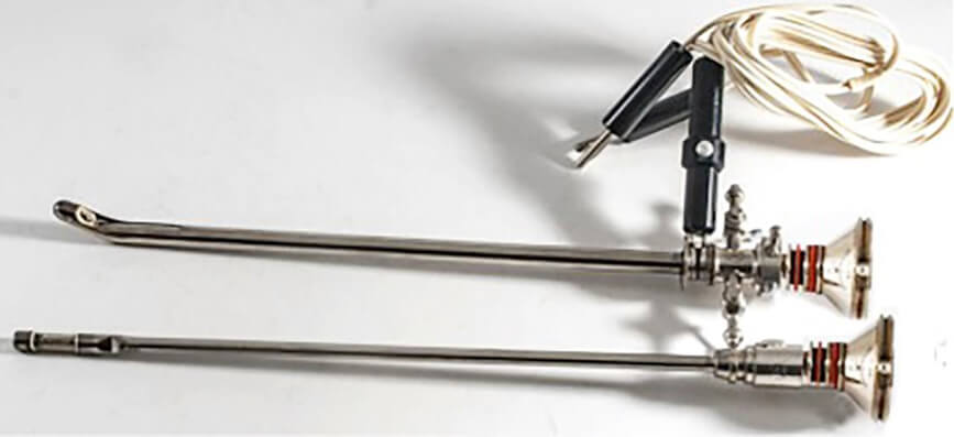 Fig 3. Cistoscopio creado por Nitze en 1879 que utilizaba luz eléctrica a través de una pequeña bombilla, colocada en su extremo distal y que permitía visualizar el interior de espacios anatómicos y cavidades. El pequeño bombillo estaba hecho de filamentos de platino delgados similares al inventado por Edison.