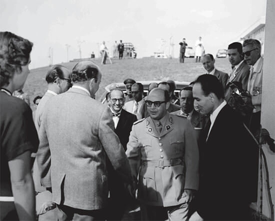 Fig 3. El Presidente de la República Cnel. Marcos Pérez Jiménez saluda al Ministro de Sanidad Dr. Pedro Gutiérrez Alfaro (de espaldas) a su llegada para inaugurar el IVNIC. Fernández Morán se encuentra a la izquierda del presidente.