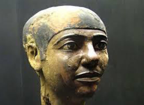 Fig. 1. Arriba, el primer médico Hesy-ra del faraón Zoser. Abajo, el médico y arquitecto Imhotep, asistente del faraón Zoser.