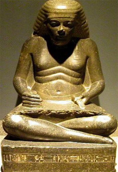 Figura 24. Estatua de Amenhotep, hijo de Hapu. Museo de Arte Egipcio de Luxor.