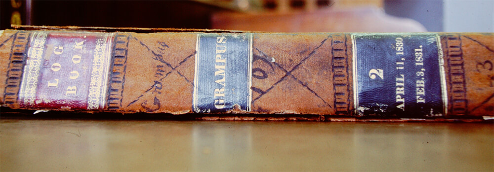 Figura 11. Lomo de la bitácora (log book) de la goleta USS Grampus (No. 2, Abril 11, 1830-Febrero 3, 1831). National Archives, Washington, DC, 1984.
