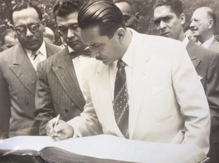 Figura 20. Dr. Rumeno Isaac firmando la zona de emergencia epidemiológica en la Fila de Tiara contra la peste bubónica en 1962.