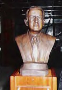 Figura 6. Busto del Dr. José Rojas Contreras. Fundador y Ex Presidente de la FMV.