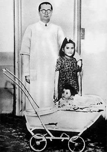 Fig.1. Dr. Gerardo Lozada, Lina Medina y su hijo Gerardo.
