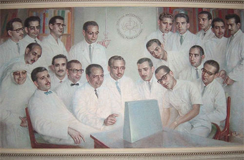 Foto 7. Médicos y personal fundador del hospital. De der a izq. Drs. Chacín Lander, Calvo Lairet, Merenfeld, Ascaso, Serra González, Figallo y Moreno, entre otros, junto a la Hermana Superiora.