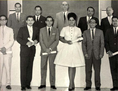 Foto 8. Promoción de Médicos Cirujanos 1963 Abajo Drs. Fidel Alfonzo Ríos, Daniel Herrera Arévalo, Leopoldo Moreno Brandt, Gladys Salcedo, Rafael Galera y José Antonio Palomo. Fila superior entre otros Dr. Calvo Lairet y don. Feliciano Pacaníns.