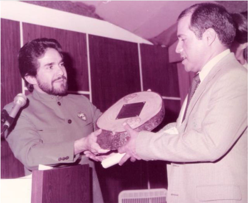 Fig. C. Entrega del obsequio del Colegio de Médicos del Estado Mérida al Presidente del Colegio de Médicos del Estado Miranda.