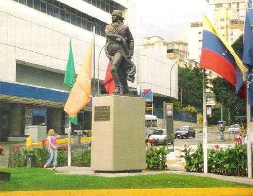 2) Generalísimo Francisco de Miranda La estatua del Generalísimo Francisco de Miranda está en la urbanización de los Palos Grandes del Edo., Miranda, en pequeña redoma, sobre pedestal de concreto. Obra en bronce Arturo Rus Aguilera, 1994.