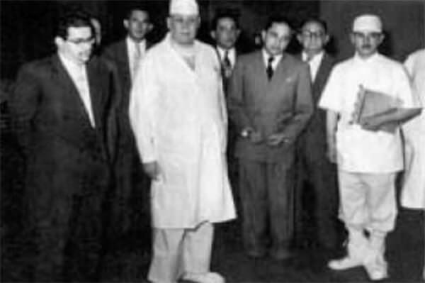 Fig 2 .Drs Gutiérrez Alfaro y Miguel Yáber, Atención del primer parto en el Hospital Universitario de Caracas, Mayo, 1956