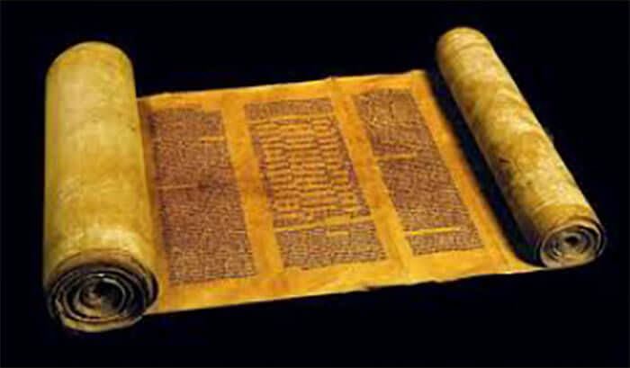 Fig. 3 Rollo de un Libro sagrado de los judíos