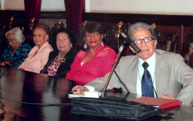 Fig 1. Licenciadas Carmen Dorila Rivas, Sara Jimenez, Lilian Betancourt y María Mata junto al Dr. Guarapo, durante la conferencia de la Dra. Zurita