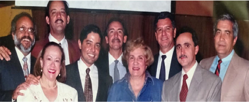Fig 10.- Milena (de traje azul) con miembros de la Directiva de la Sociedad de Psiquiatría. De izq a der: Hector Aguilera, Yolanda Alvarado, Edgar Belfort, Reinaldo Muñiz, Francisco Ponce, Milena, Antonio Pacheco, Alfonso Gonzalez y Federico De Andrade.