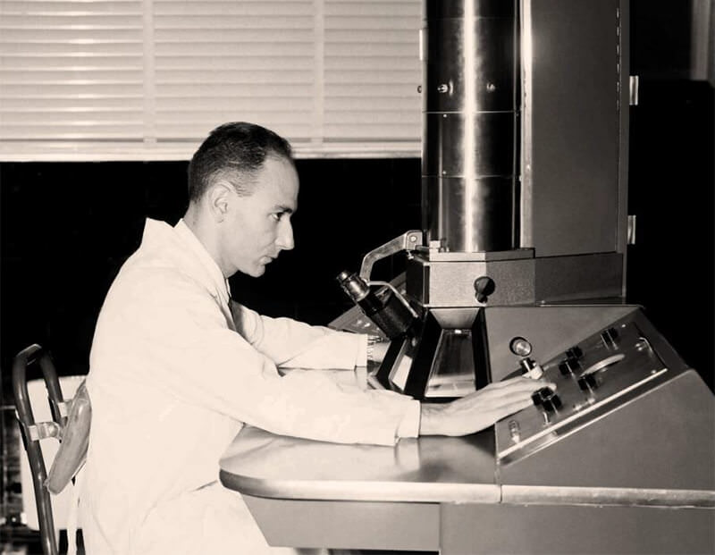 Fig 2. Dr. Fernández Morán ante el microscopio electrónico