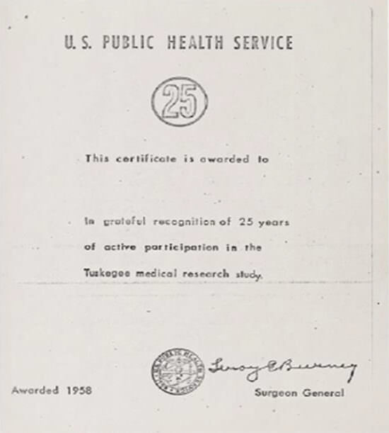 Fig 2. Certificado otorgado por el USPHS en el que reza: “Se premia con este certificado a [nombre del paciente] con agradecido Reconocimiento, por 25 años de participación activa en el estudio de investigación médica de Tuskegee”