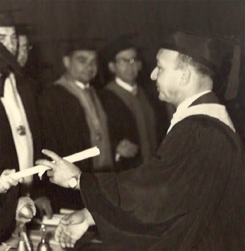 Fig 2a. El Dr. Baroni recibe su Título, de manos del Rector de la UCV, en 1939
