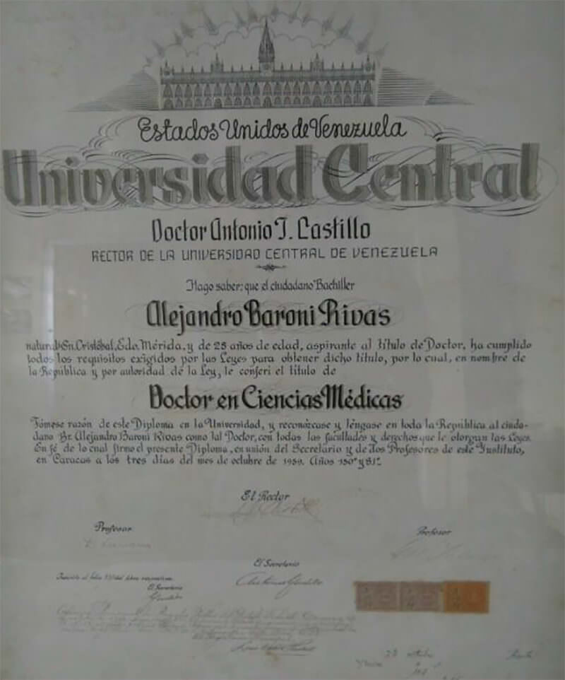 Fig 2b. El Dr. Baroni recibe su Título, de manos del Rector de la UCV, en 1939