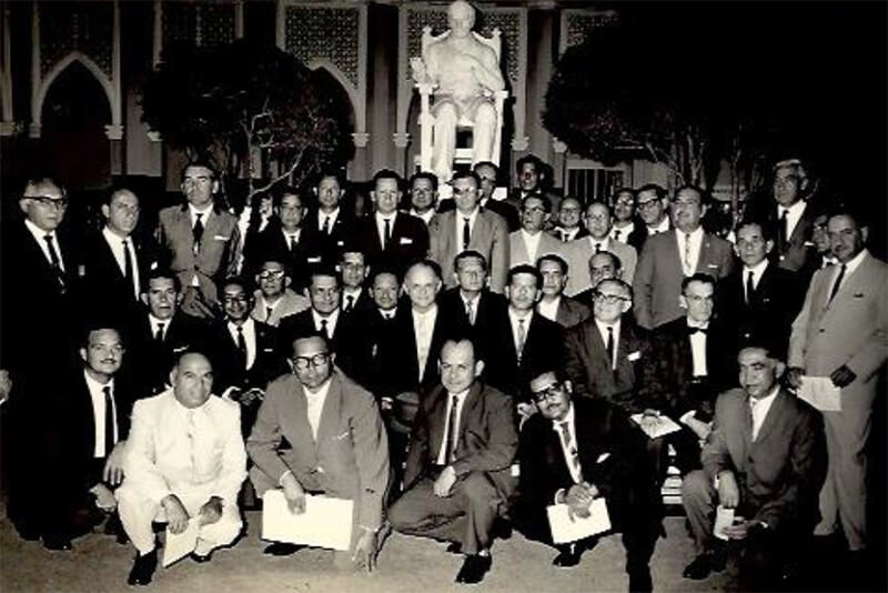 Fig 4. Con sus colegas de promoción, celebrando un aniversario de grado