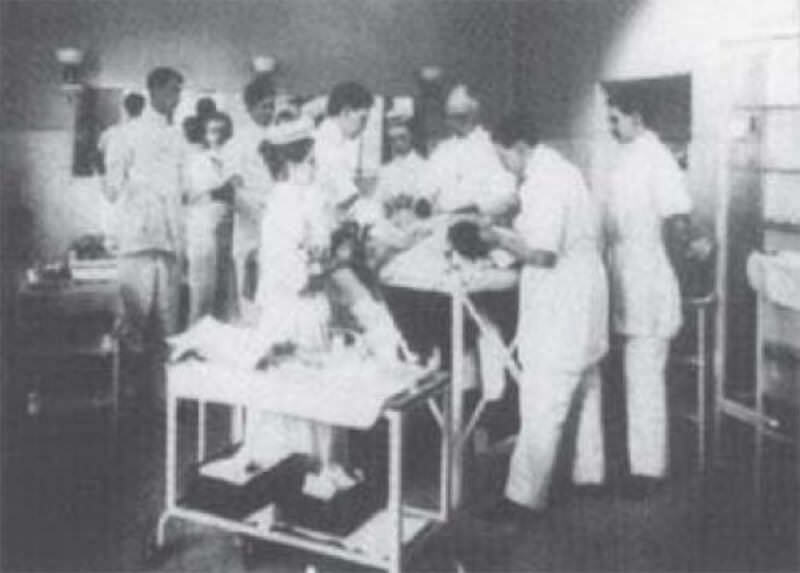 Fig 7. Mc Burney operando en el quirófano William Sims, alrededor de 1900 (Tomado de Clemons B.J. The first modern operating room in America. AORN Journal 2000; 71:164-170)
