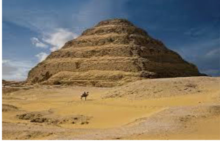 Fig 2. Pirámide de Zoser. Primera gran construcción funeraria que se conserva del Antiguo Egipto (2700 aC) emplazada en Saqqara, necrópolis de los faraones de las primeras dinastías.