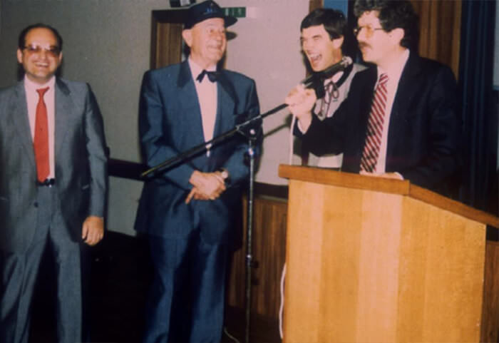 Fig 6. Fotografía tomada en 1985 durante primer curso sobre "Cirugía sinusal endoscópica funcional", organizada por el Dr. David Kennedy, Universidad Johns Hopkins de Baltimore. De izq. a der.: James Zinreich (medico radiólogo), Walter Messerklinger (con gorra de béisbol), Heinz Stammberger (riendo) y David Kennedy haciendo una broma divertida ante la concurrencia.