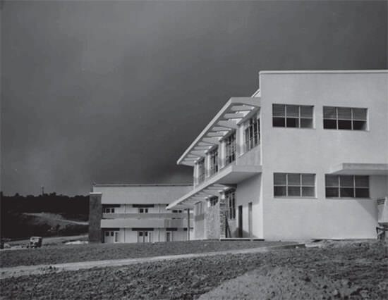 Fig 2. El Instituto Venezolano de Neurología e Investigaciones Cerebrales (IVNIC) en la etapa final de su construcción poco antes de ser inaugurado.