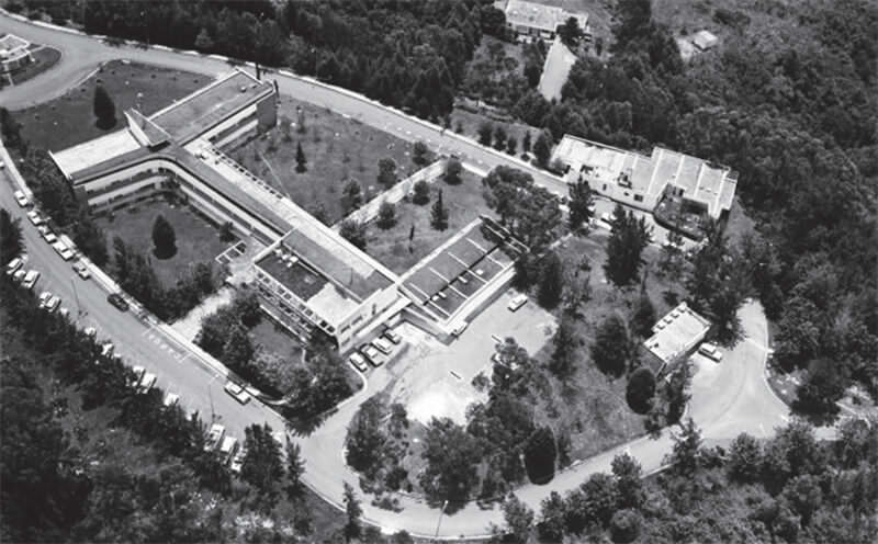 Fig. 4. Vista aérea de la planta principal del Instituto Venezolano de Neurología e Investigaciones Cerebrales (IVNIC). Nótese la forma en T del edificio.