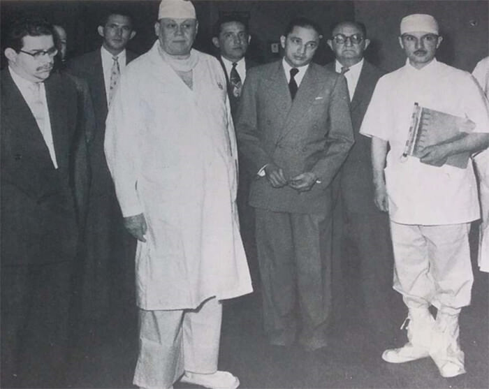 Fig 1. El doctor Pedro Gutiérrez Alfaro, tras asistir el parto de la Sra. Mercedes Arráiz, primera paciente ingresada en el Hospital Universitario (Mayo 16, 1956). También aparecen los Drs. Miguel Yáber, Oscar Beaujón, Pastor Oropeza, Ernesto Figueroa y Luis Capecchi.