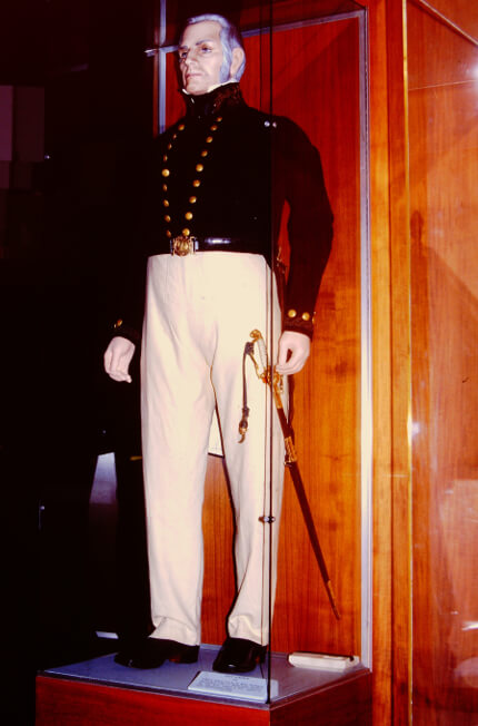 Figura 9. UNIFORME DE CIRUJANO NAVAL, 1834. Uniforme de gala usado por el Dr. Bailey Washington, Cirujano Jefe del Escuadrón Mediterráneo de los EE.UU. El diseño del cuello, adoptado en 1832, reemplazó un diseño más temprano de tallo y serpiente (caduceo). Uno parecido o similar debe haber usado el Dr. McKnight en ocasiones de gala. National Museum of American History. Washington, DC, 1984.