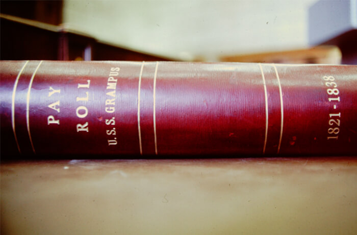 Figura 13. Lomo del Libro de Pagos (Pay Roll) de la Goleta USS Grampus (1821-1838). National Archives, Washington, DC, 1984.