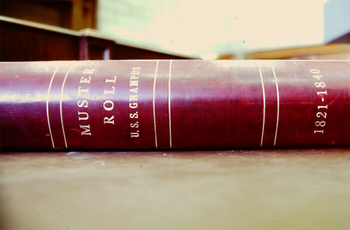 Figura 15. Lomo del Libro de Censo (Muster Roll) de la goleta USS Grampus (1821-1840). National Archives, Washington, DC, 1984.