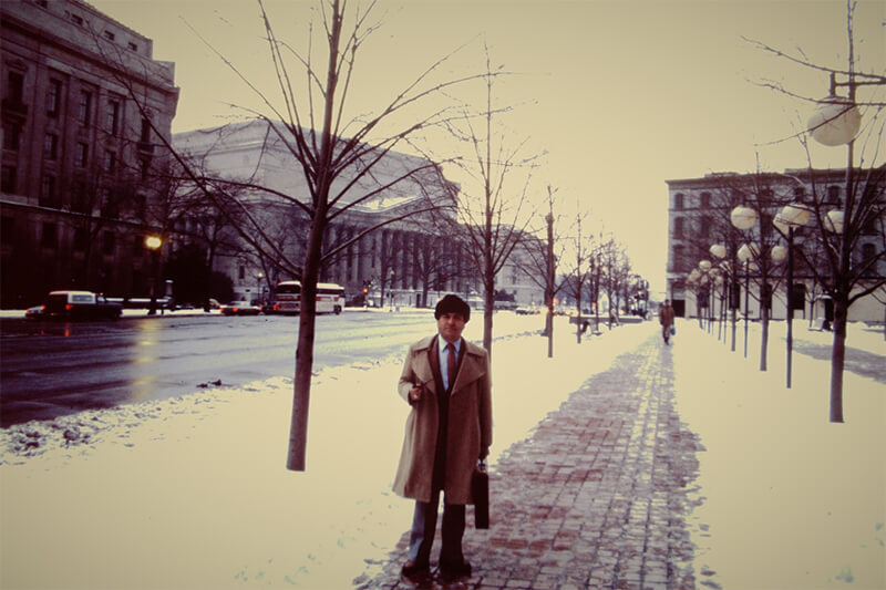 Figura 2. El autor frente a los Archivos Nacionales (Washington, DC). Enero de 1982, en una semana de intenso invierno y grandes hallazgos.